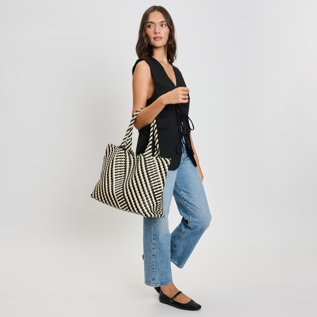 Woman wearing Black Ivory Moda Luxe Solana Tote 842017135777 View 3 | Black Ivory